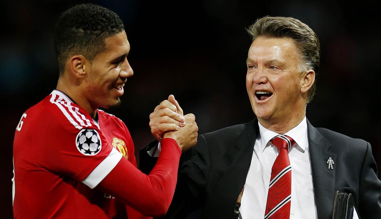 Pemain Manchester United, Chris Smailling bersama Manajer Louis van Gaal merayakan kemenangan atas Wolfsburg pada laga Liga Champions di Stadion Old Trafford, Inggris, Kamis (1/10/2015). (Action Images via Reuters/Lee Smith)