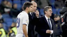 Pelatih Real Madrid, Zinedine Zidane (tengah) saat memberikan instruksi kepada anaknya Enzo (kiri) pada laga Copa Del Rey di Santiago Bernabeu stadium, Madrid, (30/11/2016). (EPA/Juanjo Martin)