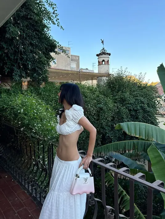 Penampilannya semakin chic, walau terkesan sederhana, dengan padu padan tas Louis Vuitton, hingga beberapa fans menjulukinya sebagai Louis Vuitton Girl. [Foto: Instagram/lalalalisa_m]