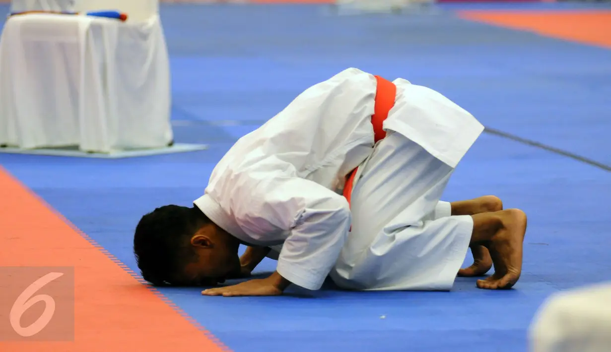 Ahmad Zigi Zaresta bersujud usai memastikan kemenangan di final Junior Kata Male di WKF World Junior, Cadet and U-21 Championship 2015 di ICE Serpong, Kamis (12/11/2015). Zigi menyumbang emas pertama bagi Indonesia. (Liputan6.com/Helmi Fithriansyah)