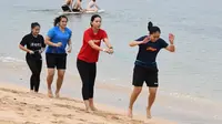 Indonesia Masters 2021: Lepas Penat, Sejumlah Atlet Mengisi Waktu dengan Latihan di Pantai