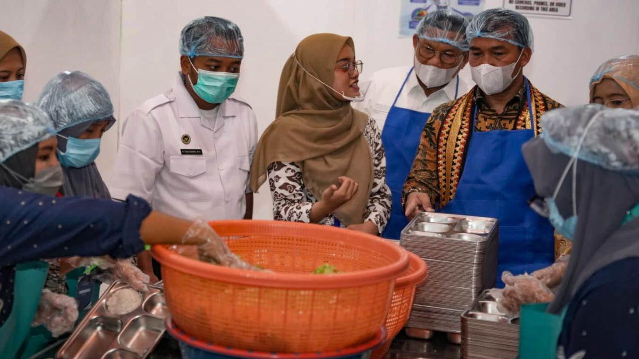 FOTO: Makan Bergizi Gratis untuk  Kelompok 3B, Menteri Wihaji Tinjau Lapangan