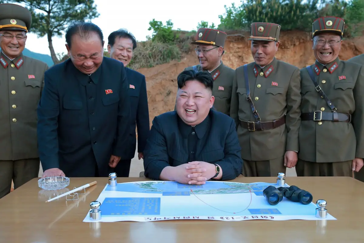 Kim Jong-un (tengah duduk) bersama Ri Pyong-chol (kedua dari kiri), Kim Jong-sik (tengah belakang Kim Jong-un), dan Jang Chang-ha (kedua dari kanan) (KCNA)