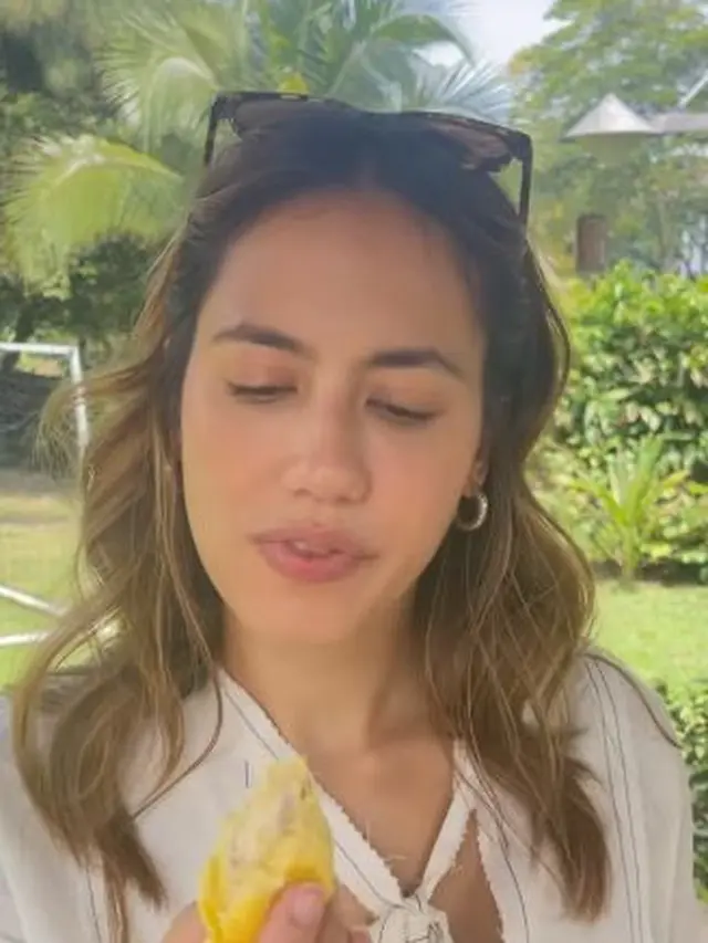 Pevita Pearce saat makan durian untuk pertama kali (Instagram/pevpearce)