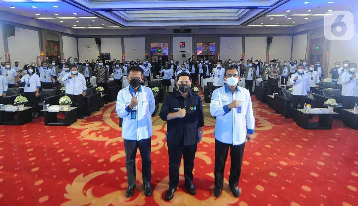 Menteri BUMN Erick Thohir (tengah) bersama Direktur Utama PT.Bank BTN Haru Koesmahargyo (kanan) dan Komisaris Utama Bank BTN Chandra Hamzah (kiri) mengepalkan tangan usai menandatangani Kontrak Manajemen Tahun 2022 pada Raker Bank BTN tahun 2022 di Jakarta, Jumat (21/1/2022). (Liputan6.com/HO/BTN)