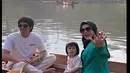 Setelah menikmati kuliner, Aurel bersama suami dan putrinya naik perahu. Youtuber itu tampak mendayung. Potret bahagia Aurel menikmati liburan dan naik perahu. [Instagram/aurelie.hermansyah]