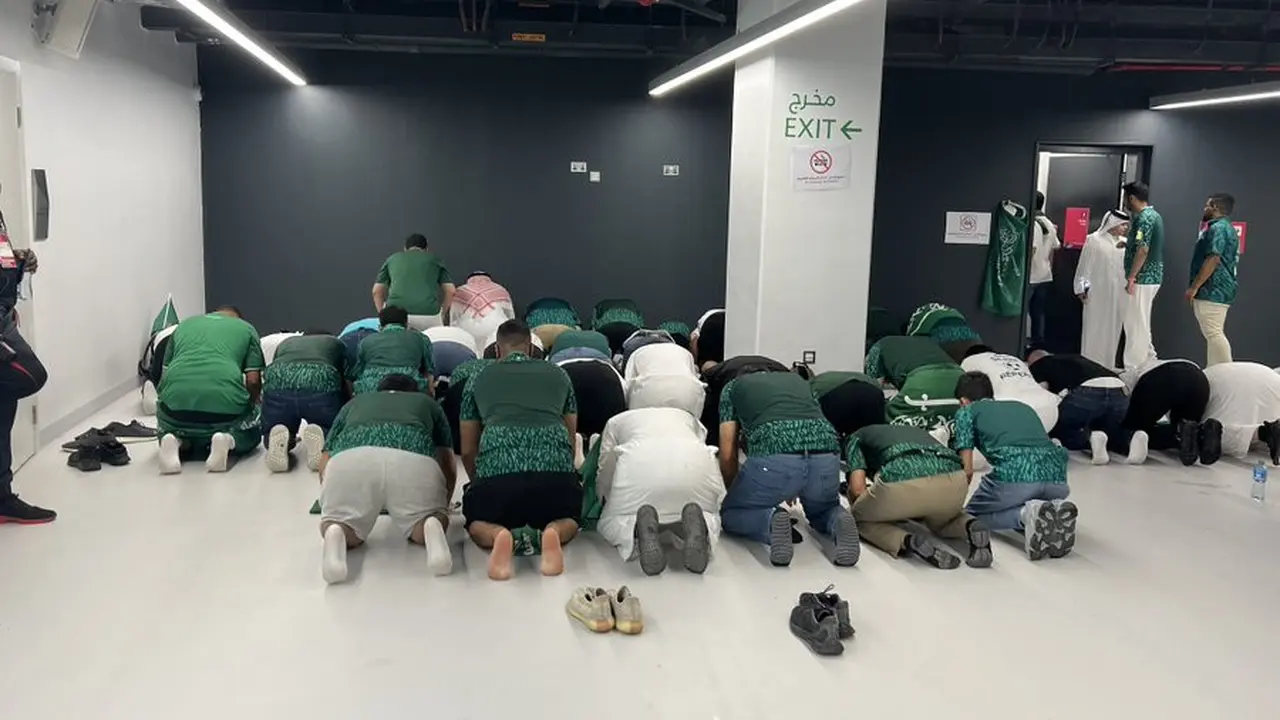 Aksi Suporter Arab Saudi Mencuri Perhatian Saat Melaksanakan Sholat Maghrib Berjamaah