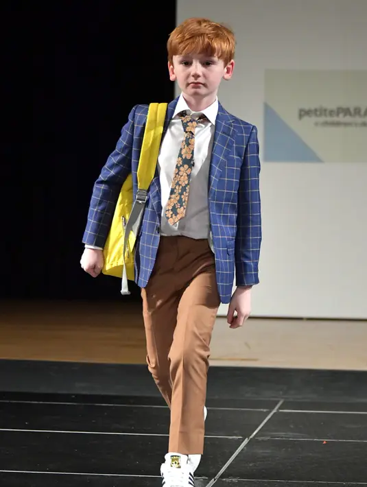 Model cilik berjalan di atas catwalk membawakan TO Collection selama petitePARADE di Children's Club di Jacob Javits Center, New York, AS (9/1). (Mike Coppola/Getty Images for petitePARADE/AFP)