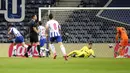 Pemain FC Porto Mehdi Taremi (kiri) melakukan selebrasi usai mencetak gol ke gawang Juventus pada leg pertama babak 16 besar Liga Champions di Stadion Dragao, Porto, Portugal, Rabu (17/2/2021). FC Porto menang 2-1. (AP Photo/Luis Vieira)