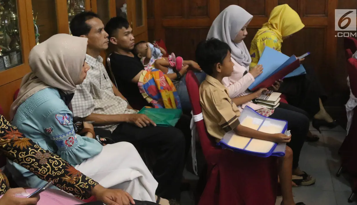 Orang tua murid tingkat SMA/SMK mengantre di Posko Pelayanan Peneriman Peserta Didik Baru (PPDB) Online tahun ajaran 2018 di SMKN 1 Budi Utomo, Jakarta, Kamis (28/6). Pendaftaran PPDB online tingkat SMA/SMK berakhir hari ini. (Liputan6.com/Arya Manggala)
