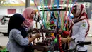 Warga sedang menghias Betor (becak motor) di depan kantor Dinas Perhubungan, Medan, Sumatera Utara, Sabtu (25/11). Puluhan betor akan ramaikan kirab budaya di komplek Bukit Hijau Regency. (Liputan6.com/Endang Mulyana)