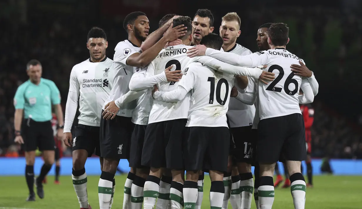 Para pemain Liverpool merayakan gol yang dicetak oleh Roberto Firmino ke gawang AFC Bournemouth pada laga Premier League di Stadion The Vitality, Minggu (17/12/2017). Liverpool menang 4-0 atas AFC Bournemouth. (AP/Andrew Matthews)