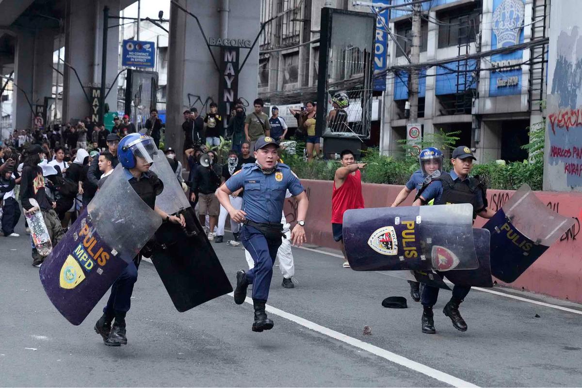FOTO: Bentrokan di Manila,  49 Orang Ditangkap dalam Aksi Antikorupsi Filipina
