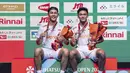 Ganda putra Indonesia Fajar Alfian dan Muhammad Shohibul Fikri merayakan kemenangan atas ganda putra Korea Selatan Kim Won-ho dan Seo Seung-jae usai pertandingan final ganda putra turnamen bulu tangkis Japan Open di Tokyo Gymnasium, Tokyo, pada 19 Juli 2026. (AFP/  Yuichi Yamazaki)