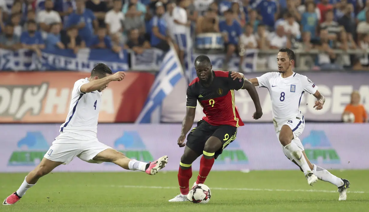 Aksi Lukaku melewati dua pemain Yunani pada laga grup H kualifikasi Piala Dunia 2018 di Georgios Karaiskakis Stadium, Piraeus port, Yunani, (3/9/2017). Belgia menang 2-1. (AP/Yorgos Karahalis)