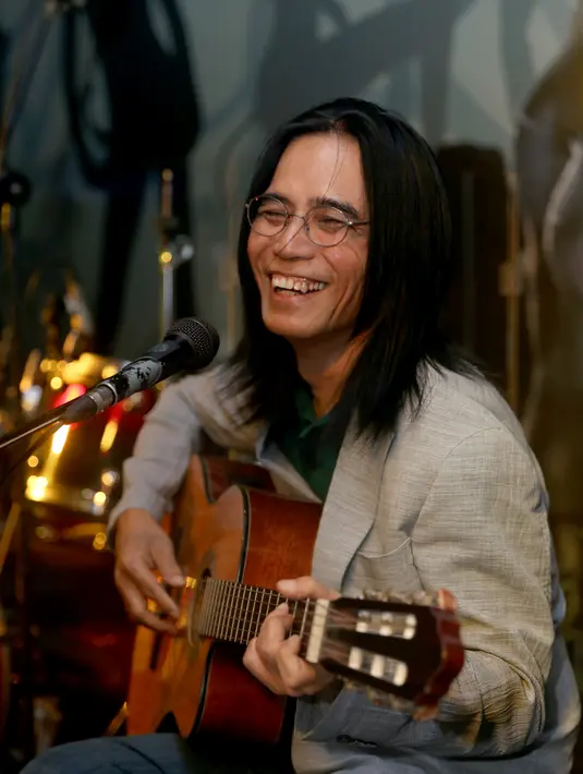 "Lagu kami yang berasal dari dekade sebelumnya, ternyata masih disukai oleh masyarakat. Apalagi penjualan album fisik saat ini harus melawan pembajakan. Karenanya, kami anggap ini adalah hadiah bagi kami," ungkap James. (Andy Masela/Bintang.com)