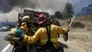 Petugas pemadam kebakaran sedang memantau api di hutan kawasan California, AS, Senin (3/8/2015). Sedikitnya 9.000 petugas damkar berjuang mengatasi sebanyak 18 kebakaran hutan yang melanda Negara Bagian California, AS. (Reuters/ Stephen Lam) 