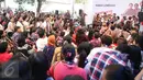 Suasana kampanye rakyat di Rumah Lembang, Jakarta, Senin (28/11). Musisi dan artis turut meramaikan kampanye tersebut, di antaranya NEO, Sweet Martabak, Gading Marten, Tompi, Happy Salma, Cathy Sharon, dan J-Flow. (Liputan6.com/Immanuel Antonius)