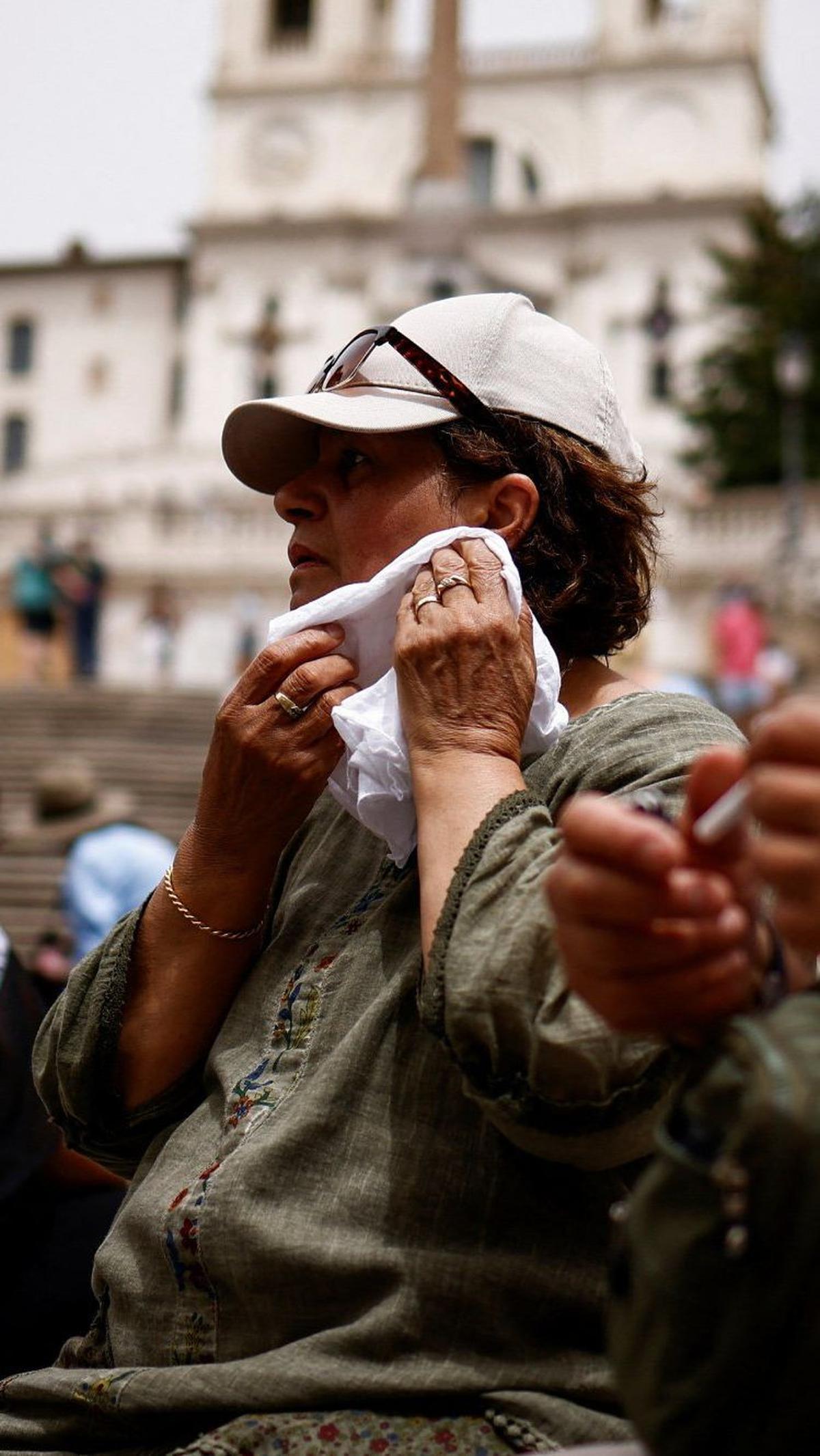Di Roma, ibu kota Italia, suhu dilaporkan meningkat hampir 40 derajat celcius. REUTERS/Guglielmo Mangiapane