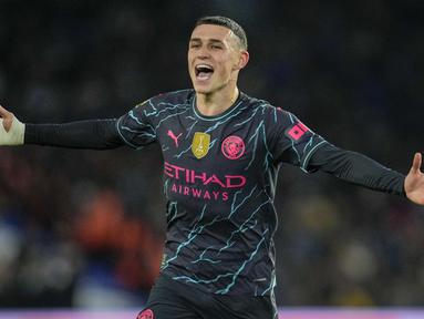 Pemain Manchester City, Phil Foden, melakukan selebrasi setelah mencetak gol ke gawang Brighton & Hove Albion  dalam duel tunda pekan ke-29 Liga Inggris 2024, Jumat (26/4/2024). City menang empat gol tanpa balas. (AP Photo/Kin Cheung)
