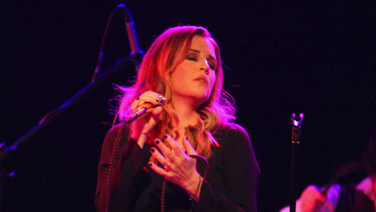 Lisa Marie Presley dalam konsernya pada 2012. (Barry Brecheisen/Invision/AP, File)