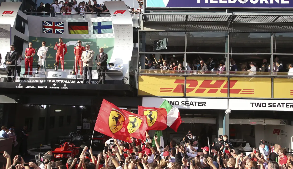 Suasana penyerahan trofi F1 GP Australia di Sirkuit Albert Park, Melbourne, Minggu (25/3/2018). Vettel memenangi balapan dengan selisih 5,036 detik dari Hamilton. (AP/Rick Rycroft)
