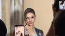Tak hanya outfit-nya, detail styling Anya juga mencuri perhatian. Rambutnya ditata sleek dengan sanggul modern minimalis, lengkap dengan satu helaian rambut bergelombang di sisi wajah yang memberi sentuhan soft dan effortless. Makeup bernuansa flawless natural dengan complexion glowing mmembuat kecantikannya semakin terpancar. [@anyageraldine].