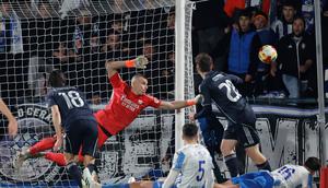 Aksi penyelamatan Andriy Lunin dalam laga Copa del Rey antara Talavera vs Madrid, Kamis (18/12/2025). (AP Photo/M. Berengui)