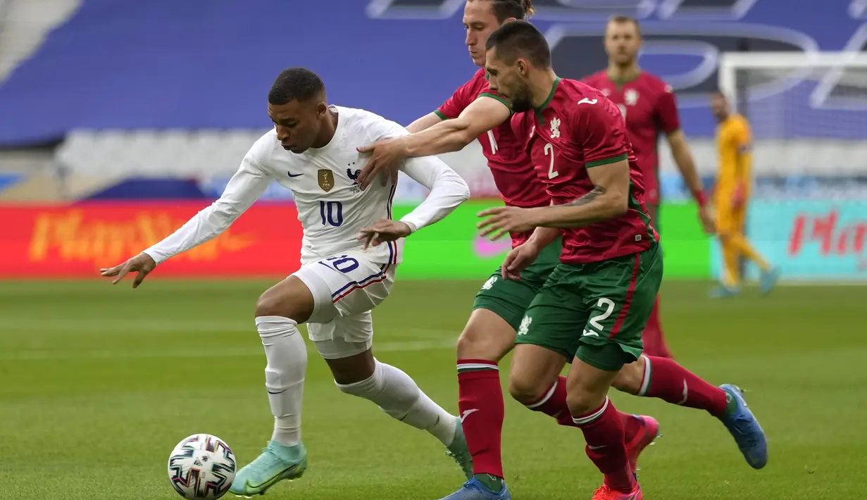 Striker Prancis, Kylian Mbappe, berusaha melewati pemain Bulgraria pada laga uji coba terakhir jelang Euro 2020 di Stade de France, Rabu (9/6/2021). Prancis menang dengan skor 3-0. (AP/Francois Mori)