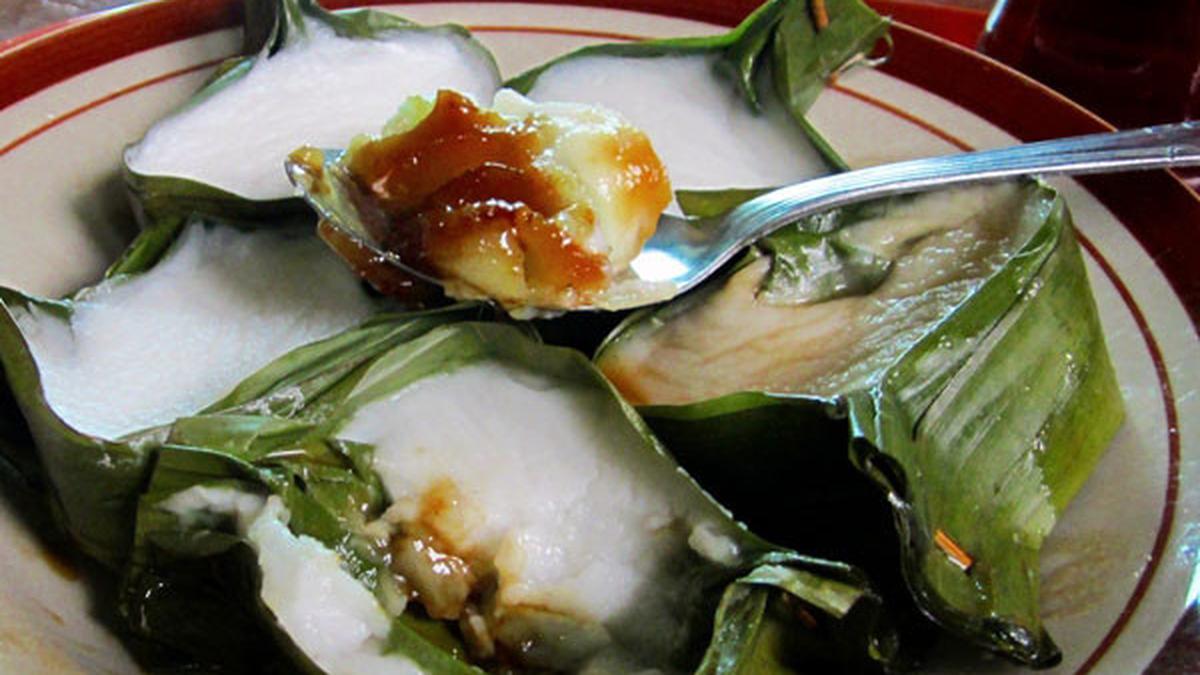 Kue Jojorong khas Banten, disajikan dalam daun pisang dengan tekstur lembut dan rasa manis gula merah yang menggoda