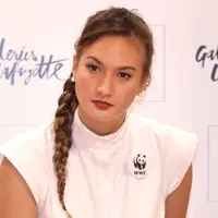 Air mata Nadine Chandrawinata dan teman-temannya tak lagi bisa ditahan ketika sudah di puncak Gunung Cartensz, Papua. Rasa haru juga dirasakan ketika berada di puncak gunung tertinggi di Indonesia itu. (Galih W. Satria/Bintang.com)