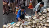Tradisi Berbagi Makanan Buka Puasa Gratis di Masjid Jogokariyan Jogja yang Gunakan Piring, Bukan Hanya untuk Kurangi Sampah. foto: Instagram @masjidjogokariyan