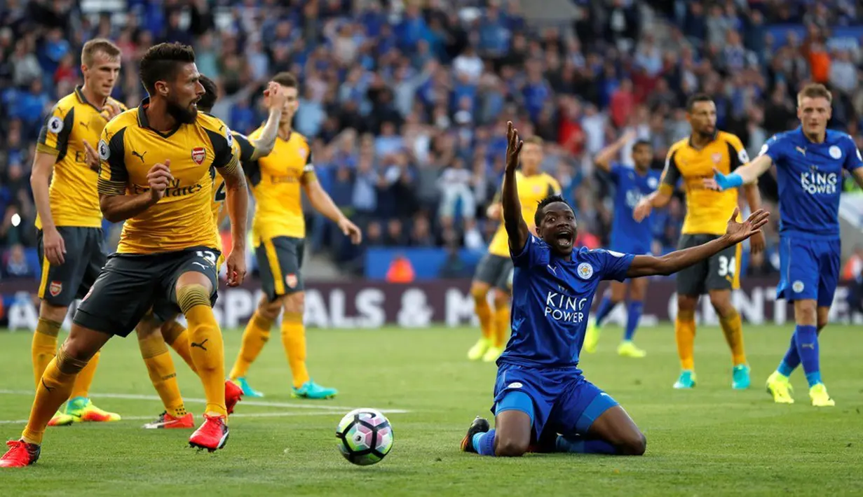 Pemain Leicester City, Ahmed Musa, memprotes wasit setelah dilanggar di dalam kotak penalti Arsenal dalam laga Premier League di Stadion King Power, Leicester, (20/8/16). (Action Images via Reuters/John Sibley)