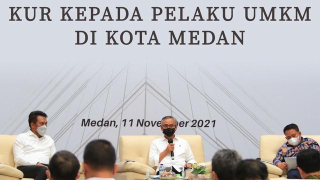 <span>Ketua Dewan Komisioner OJK Wimboh Santoso melaksanakan dialog dengan pelaku UMKM yang mendapatkan pembiayaan KUR dari BNI di kota Medan. (Dok OJK)</span>