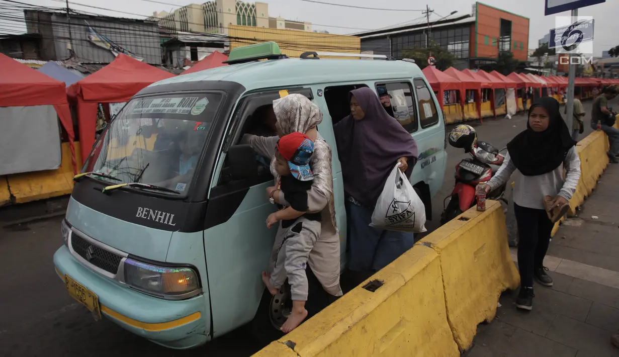 Penumpang turun dari angkutan kota Tanah Abang di Jalan Jatibaru Raya, Jakarta, Sabtu (3/2). Angkot Tanah Abang boleh melintas di jalan itu mulai pukul 15.00 - 08.00 Wib setelah bus Tanah Abang Explorer berhenti beroperasi. (Liputan6.com/Arya Manggala)