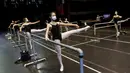 Kelsey Louie (tengah) berlatih balet dengan teman-temannya di Patel Conservatory, Tampa, Florida, Amerika Serikat, Rabu (8/7/2020). Di tengah pandemi COVID-19, latihan menerapkan jaga jarak fisik dan menggunakan masker. (Ivy Ceballo/Tampa Bay Times via AP)