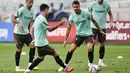 Penyerang Portugal, Andre Silva (kedua kanan) berusaha merebut bola dalam sesi latihan di Baku (6/9/2021). Di laga Grup A sebelumnya, Portugal menang dramatis 2-1 atas Republik Irlandia berkat sepasang gol sang kapten Cristiano Ronaldo. (AFP/Toflik Babayev)