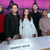 Film Eiffel I'm in Love 2 akan dirilis pada awal 2018. Film yang diangkat dari novel karya Rachmania Arunita, kembali mendapuk pemeran sebelumnya Shandy Aulia, Samuel Rizal, Tommy Kurniawan, Saphira Indah, Hilda Arifin. (Deki Prayoga/Bintang.com)