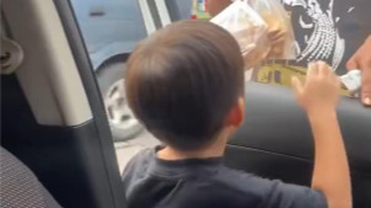 "Baik banget sampai dianterin ke mobil," tambahnya memperlihatkan penjual lekernya mengantar sang anak sampai ke mobil.