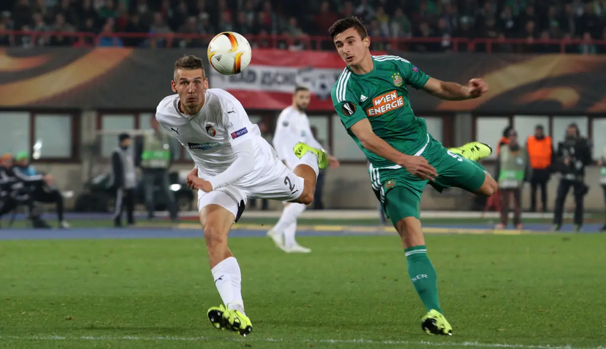 Striker Rapid, Matej Jelic (kanan), dan bek Plzen, Lukas Hejda, mencoba mengejar bola yang mengarah ke gawang Plzen. Jumat (23/10/2015) dini hari WIB. (Bola.com/Reza Khomaini)