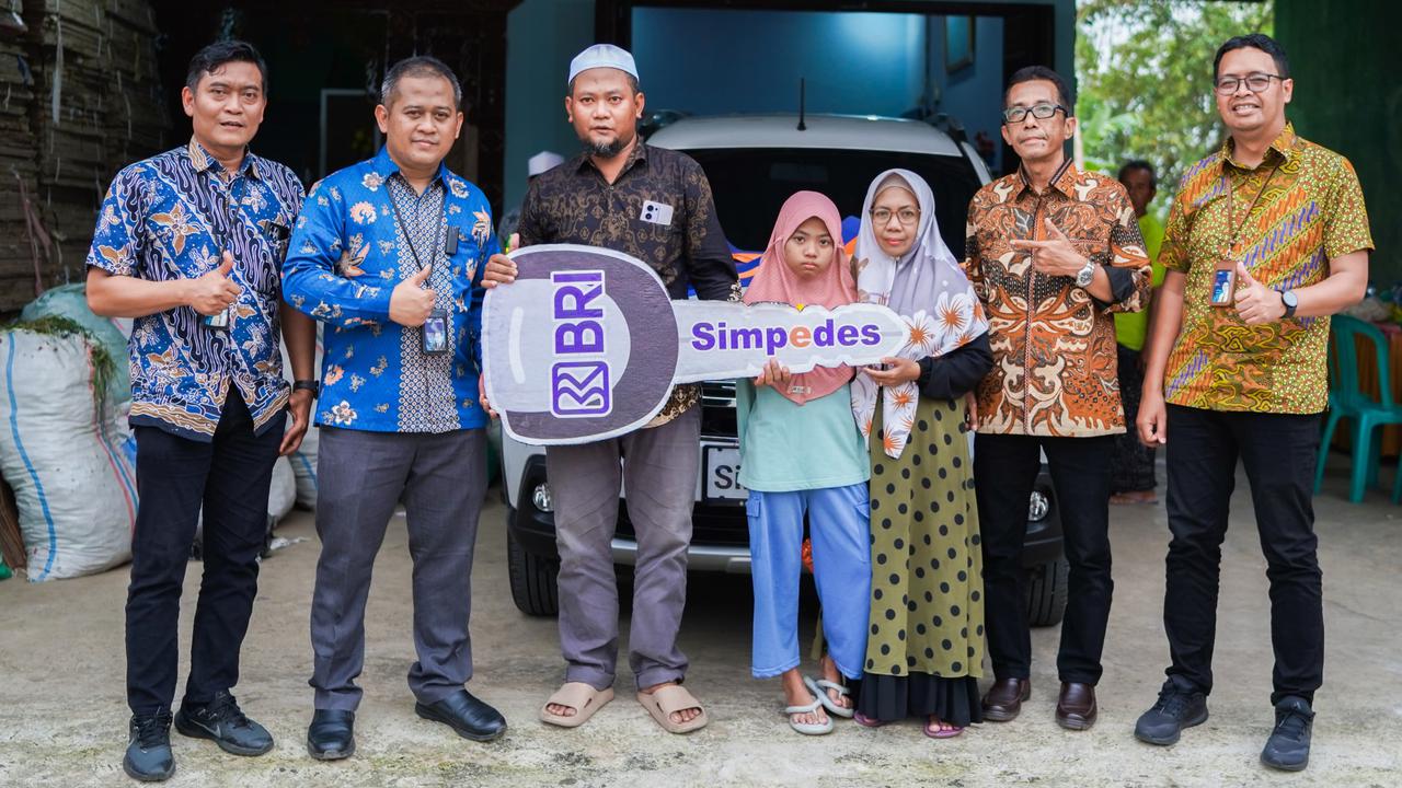 BRI Kudus Serahkan Mobil Suzuki XL7 Zeta untuk Pemenang Panen Hadiah Simpedes Periode II
