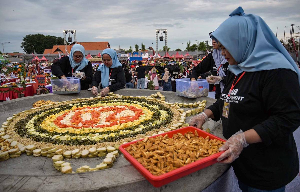 FOTO: Keseruan Warga Kota Surabaya Dengan Aneka Kostum Unik Mengikuti Festival Rujag Uleg
