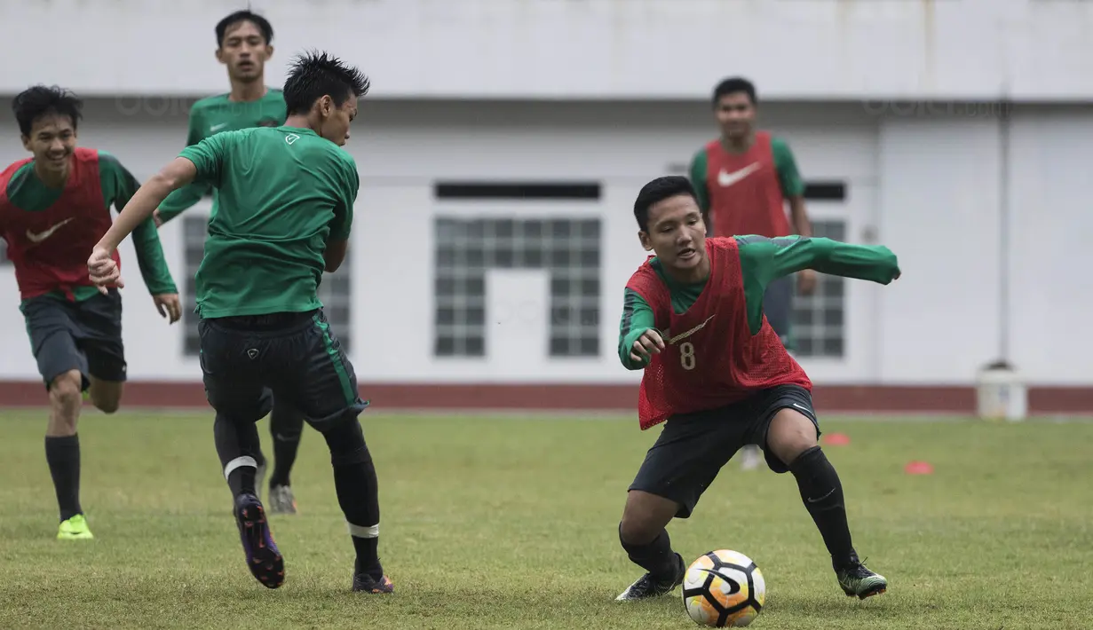 Gelandang Timnas Indonesia U-19, Syahrian Abimanyu, mengontrol bola saat latihan di Stadion Wibawa Mukti, Bekasi, Senin (16/10//2017). Persiapan ini dilakukan jelang kualifikasi Piala Asia U-19. (Bola.com/Vitalis Yogi Trisna)