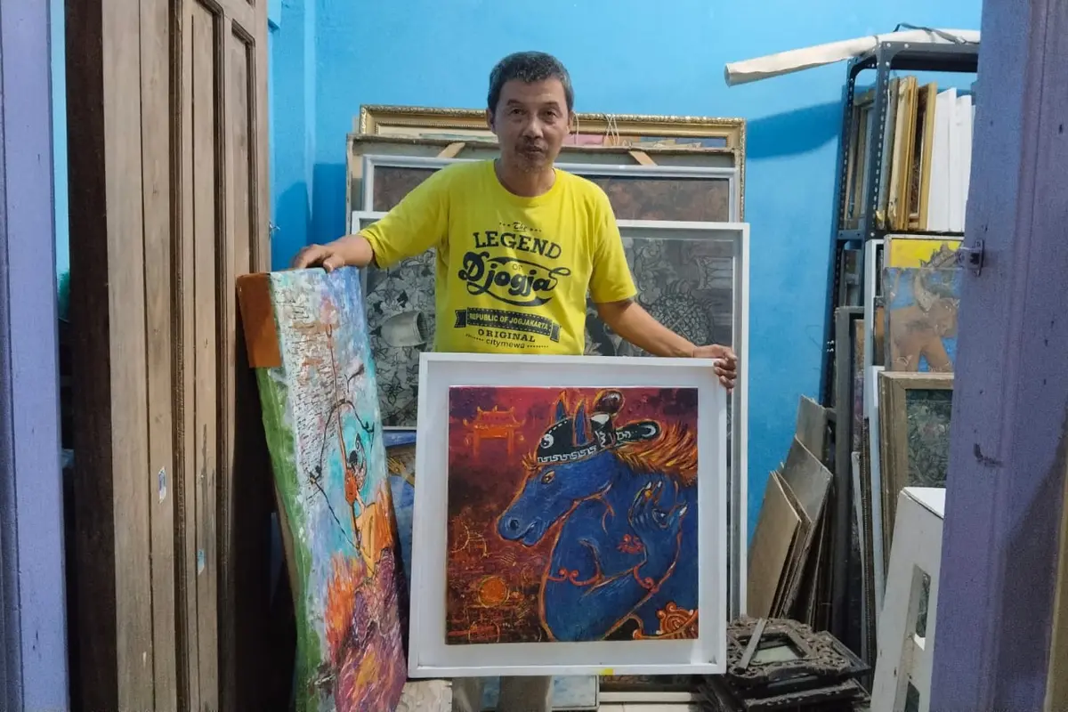 Agus Nuryanto (55), pelukis wayang jewer (Liputan6.com/Shani Rasyid)