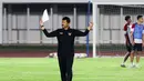 Indra Sjafri sedang memberikan instruksi dalam latihan Timnas Indonesia U-20 di Stadion Madya, Jakarta Pusat, pada Minggu (22/9/2024) malam WIB. (Bola.com/Abdul Aziz)