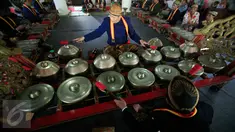 Sejumlah abdi dalem memainkan gamelan  sekaten di Bangsal Masjid Agung Kraton Surakarta, (21/12). Gamelan ini di bunyikan dan dapat di saksikan oleh masyrakat umum. (Boy Harjanto)