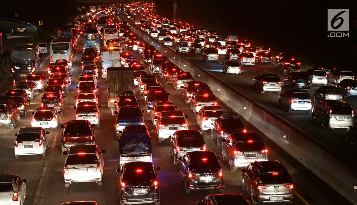 Kendaraan pemudik memadati Tol Cipali arah Cikampek di Jawa Barat, Sabtu (8/6/2019). Menjelang berakhirnya libur lebaran, ruas jalan tol menuju Jakarta pada H+3 semakin dipadati pemudik dan diperkirakan merupakan puncak arus balik 2019. (Liputan6.com/Immanuel Antonius)