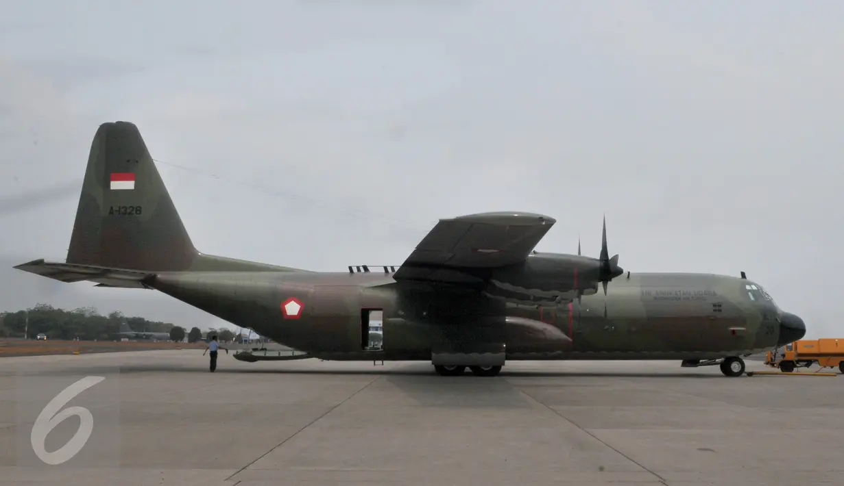 Pesawat Hercules C-130 dipersiapkan untuk persiapan modifikasi cuaca (hujan buatan) untuk penanggulangan bencana asap kebakaran hutan dan lahan di Bandara Halim Perdana Kusuma, Jakarta, Minggu (01/11/2015). (Liputan6.com/Andrian Martinus)