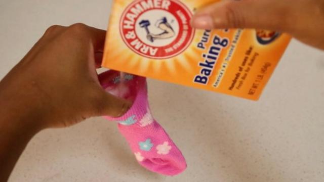 Pakai Baking Soda, Cara Ini Musnahkan Bau Tak Enak di Sepatumu