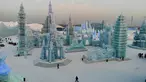 Pandangan udara patung-patung es selama Festival Salju dan Patung Es Internasional Harbin di Harbin, China, Senin (7/1). Kegiatan tahunan dengan skala terbesar di dunia itu menawarkan sederet instalasi karya dan aktivitas menarik. (FRED DUFOUR/AFP)